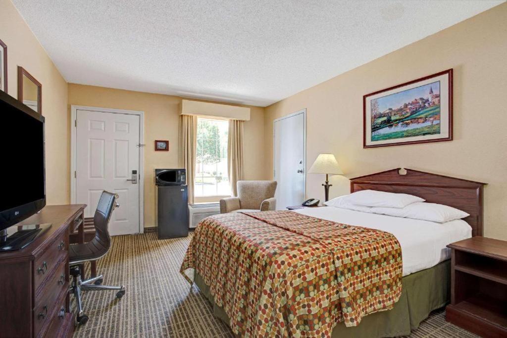 Baymont By Wyndham Smithfield Hotel Buitenkant foto